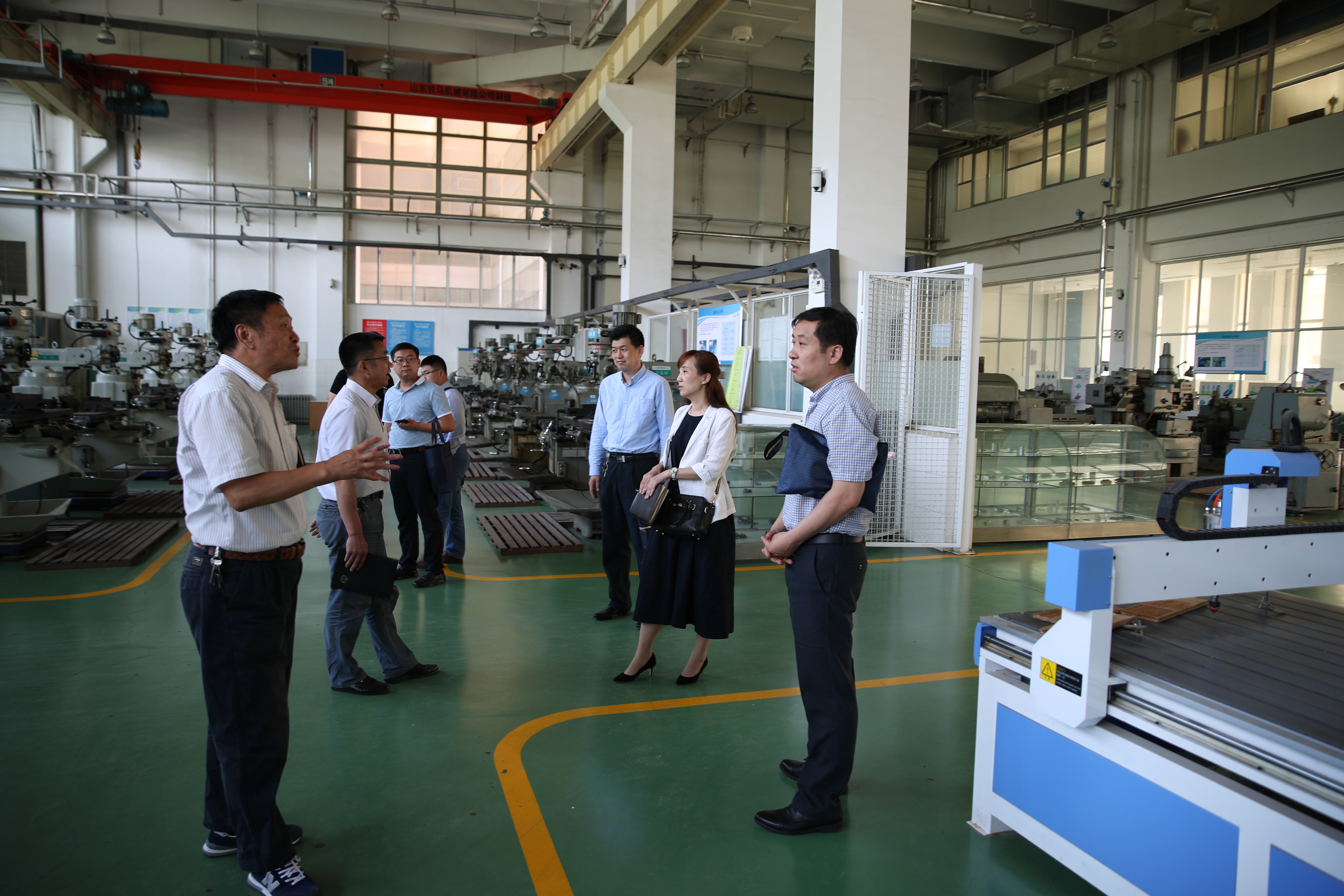 隨後,黃波一行參觀了山東大學創客空間的無人機,機器人,木藝